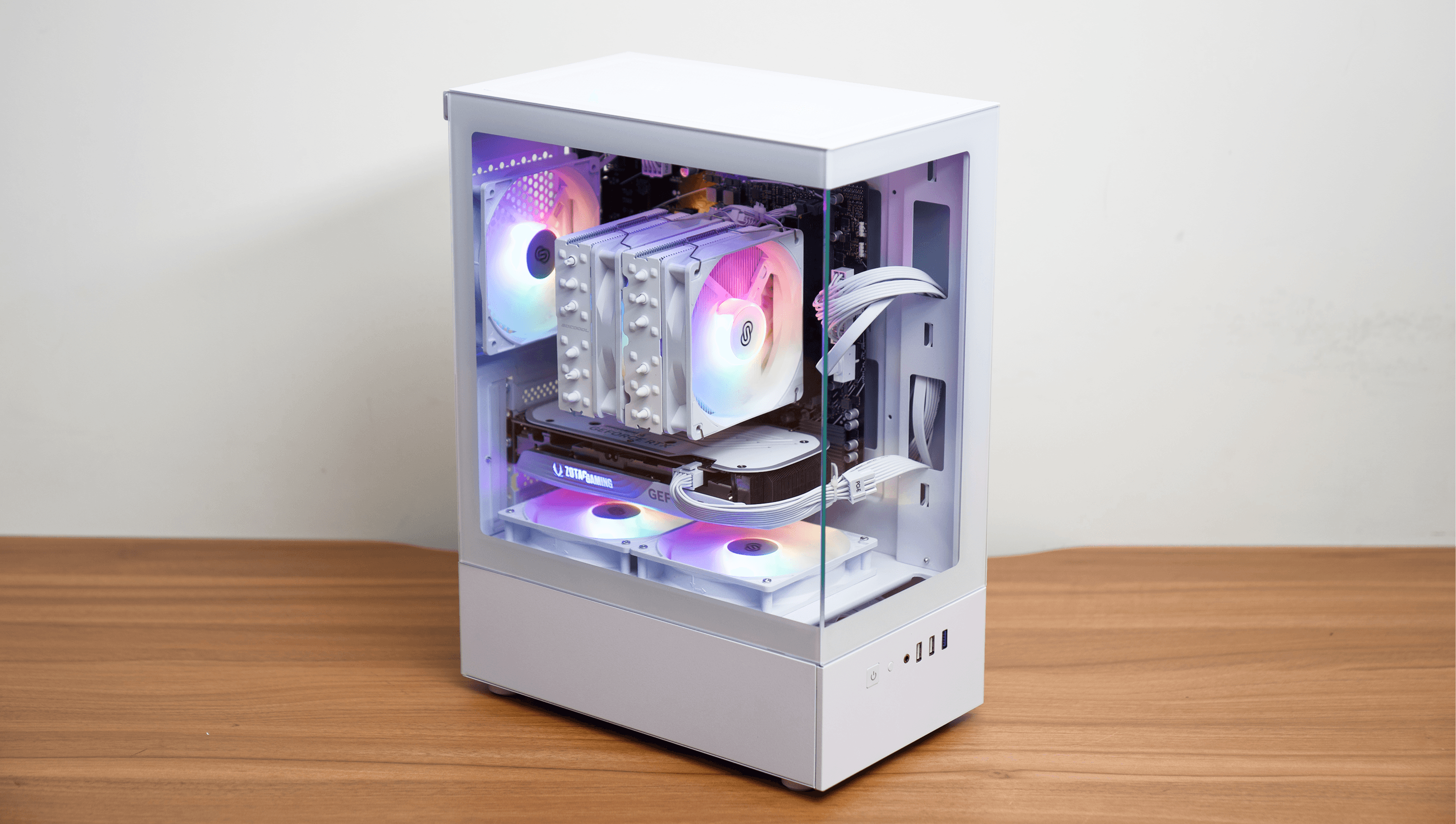 RGB 조명이 켜진 화이트 커스텀 PC